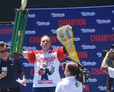 Joey Chestnut makes triumphant return to hot dog eating contest