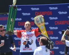 Joey Chestnut makes triumphant return to hot dog eating contest